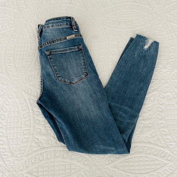 Size 25 KanCan ankle jeans with leopard detailing at knees - Picture 2 of 2